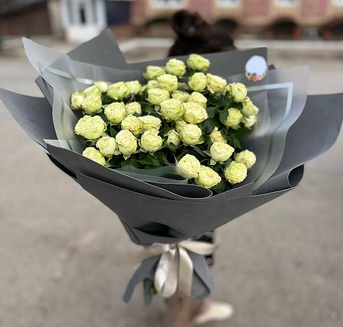 Букет Белые кустовые розы Солинеро в Братках