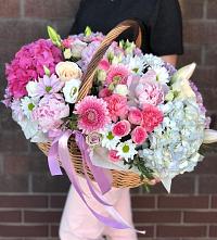 Цветочная композиция из Розы, Хризантемы, Пионы и Лизиантусы в корзине в Братках