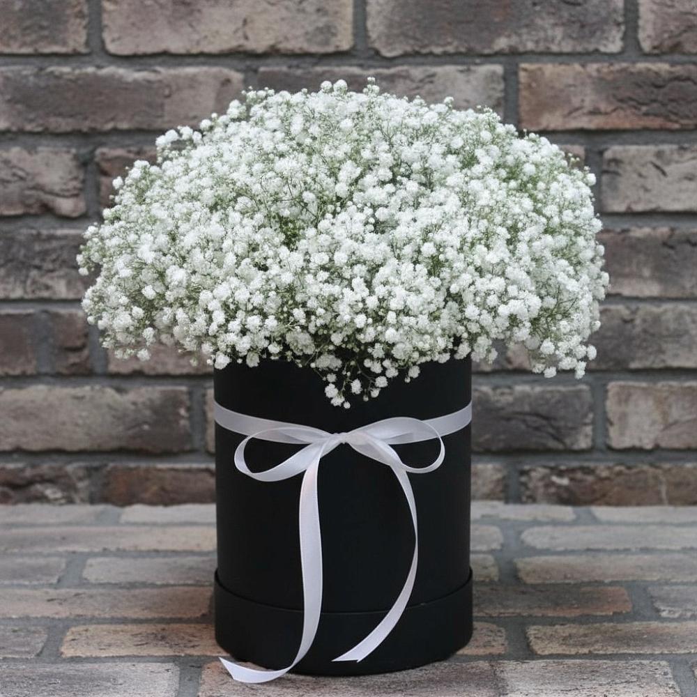 Цветочная композиция из Гипсофила в шляпной коробке в Братках