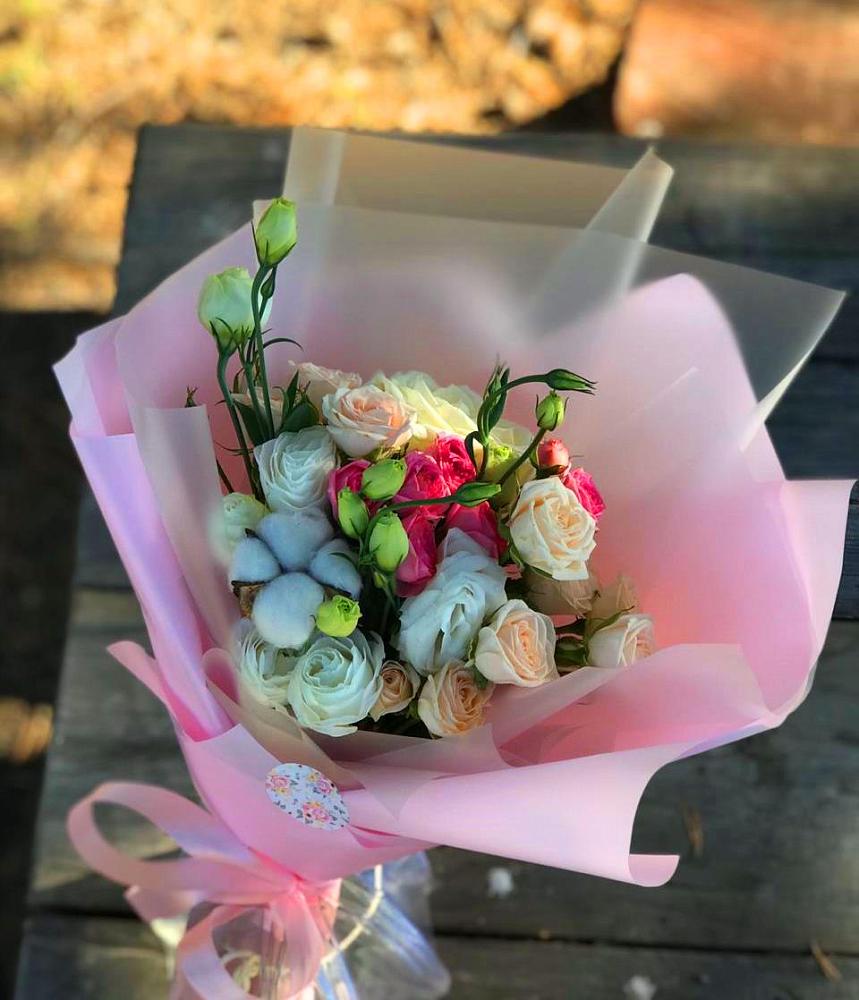 Букет цветов из: Розы и Лизиантусы в Братках