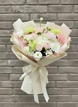 Букет цветов из:  Гвоздики, Розы, Лизиантусы и Хризантемы в Братках
