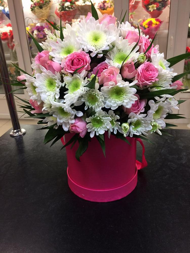 Цветочная композиция из Розы и Хризантемы в шляпной коробке в Братках