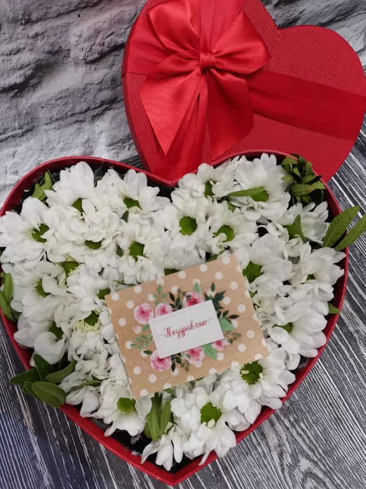 Цветочная композиция из Хризантемы в виде сердца в Братках