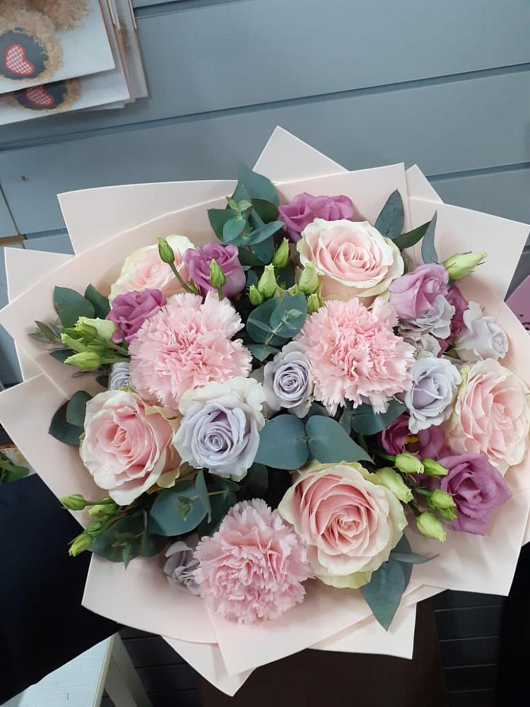 Букет цветов из: Розы, Гвоздики и Лизиантусы в Братках