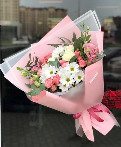 Букет цветов из: Розы, Лизиантусы и Хризантемы в Братках