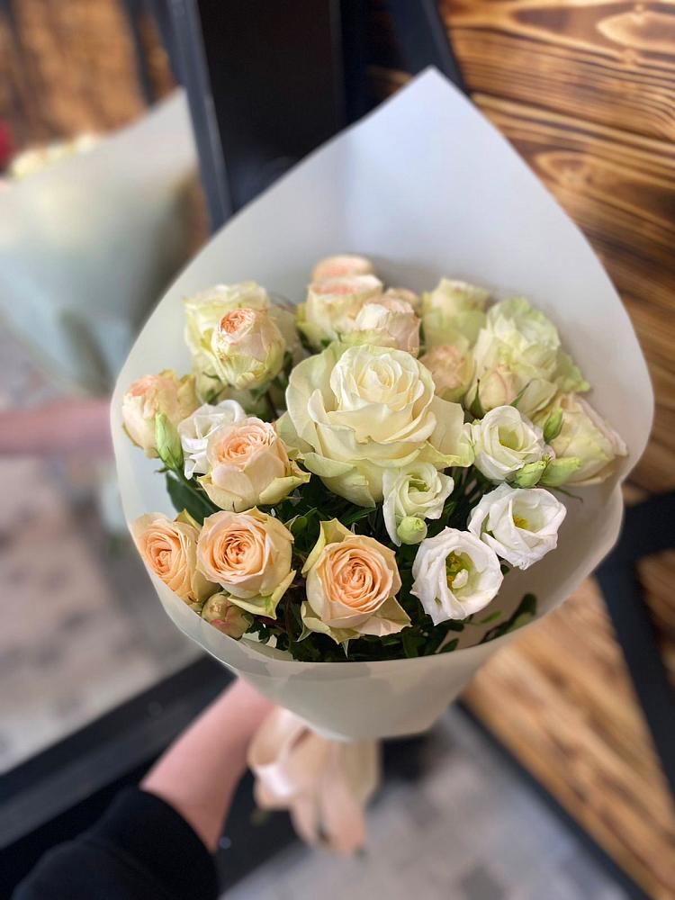 Букет цветов из: Розы и Лизиантусы в Братках